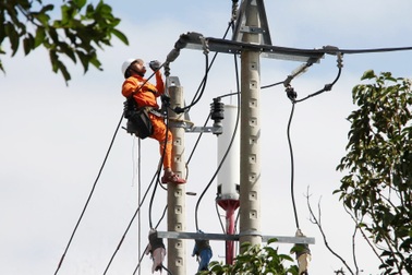 Giữa đống đổ nát, ngành điện lực chạy đua để đưa ánh sáng trở lại