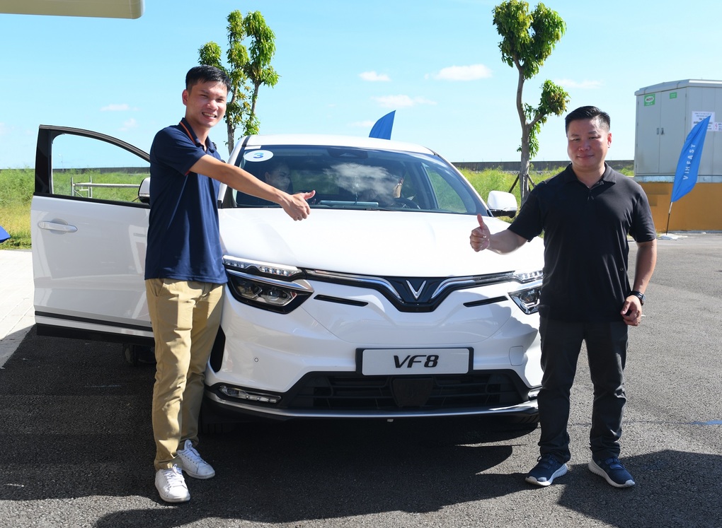 Khách Việt tiên phong đặt mua VF 8 phấn khích với chuyến thăm nhà máy VinFast - 1