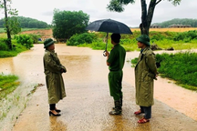 Một người bị lũ cuốn, 5 người mắc kẹt trong rừng khi đi đánh cá