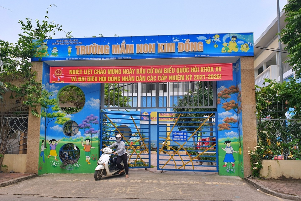 Hà Nội: Cận cảnh bức tường trường mầm non chống nạng... chi chít - 1 Hà Nội: Cận cảnh bức tường trường mầm non chống nạng... chi chít - 1