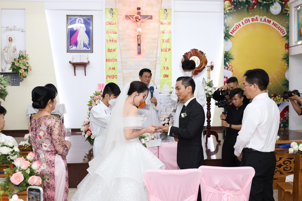 Con trai 7 tuổi có cử chỉ gây xúc động tại lễ cưới Khánh Thi - Phan Hiển - 8 Con trai 7 tuổi có cử chỉ gây xúc động tại lễ cưới Khánh Thi - Phan Hiển - 8