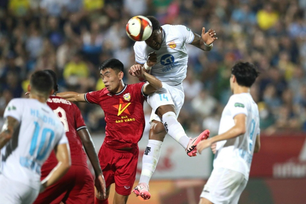 Thắng nghẹt thở Hà Tĩnh, CLB Nam Định tiến gần ngôi vô địch V-League - 2 Thắng nghẹt thở Hà Tĩnh, CLB Nam Định tiến gần ngôi vô địch V-League - 2