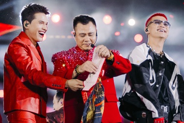 "Anh trai chông gai" lập kỷ lục Guinness, NSND Tự Long nói lý do mặc đồ cũ