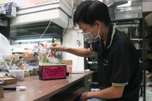 Lạ lùng chàng trai ở TPHCM bắt cả trăm con kiến về làm… thú cưng trong nhà