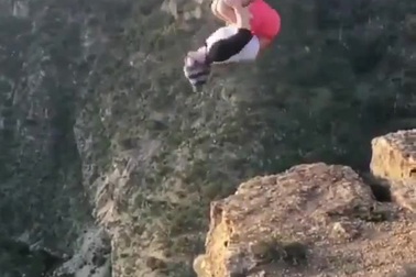 Hành động mạo hiểm ngu ngốc và thiếu trách nhiệm của nam thanh niên