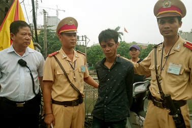 Bắt nóng tên móc túi tại trạm trung chuyển xe buýt Cầu Giấy