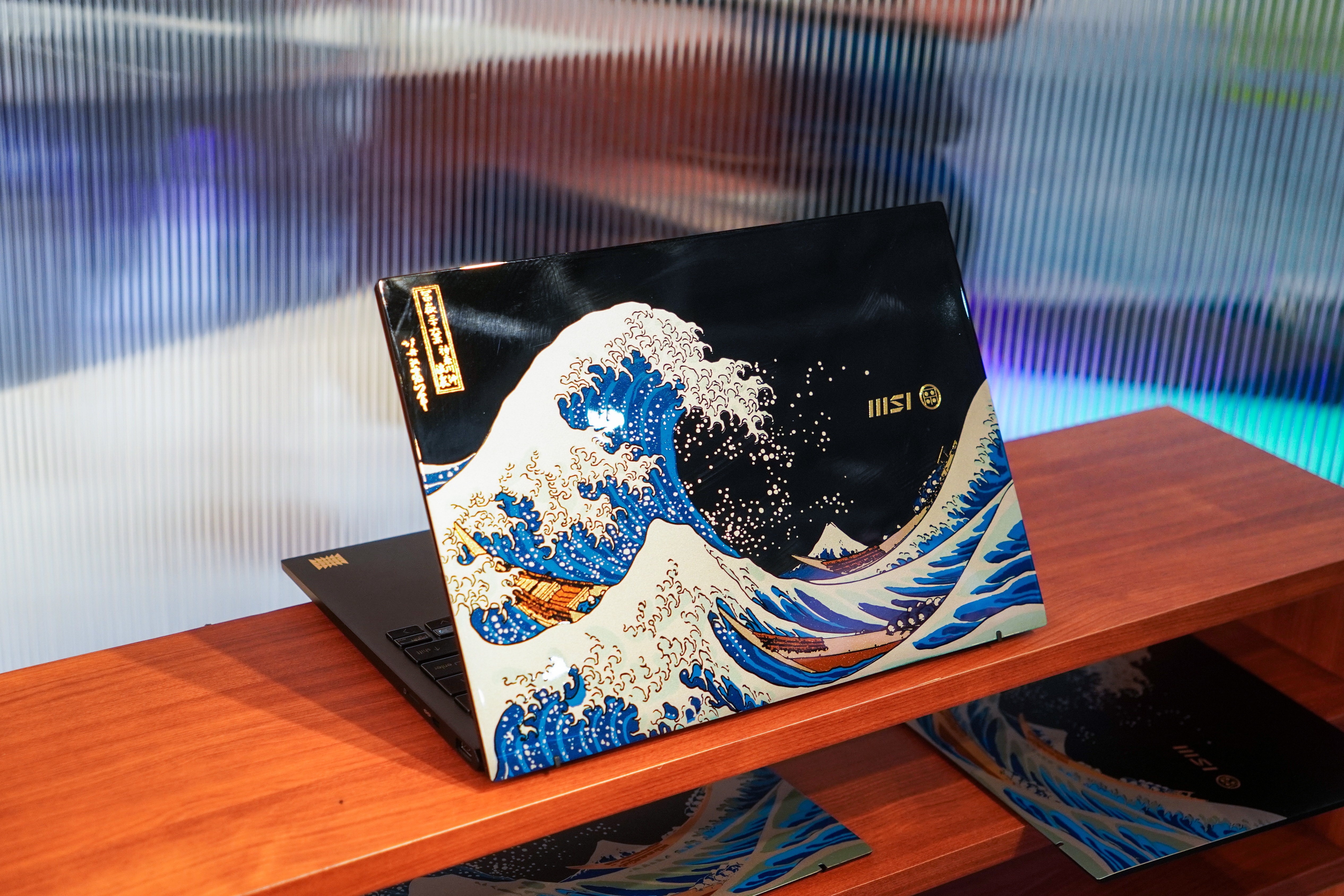 Computex 2025: Laptop AI có mặt lưng tranh sơn mài thủ công