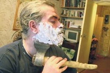 Sử dụng xẻng và rìu để cạo râu