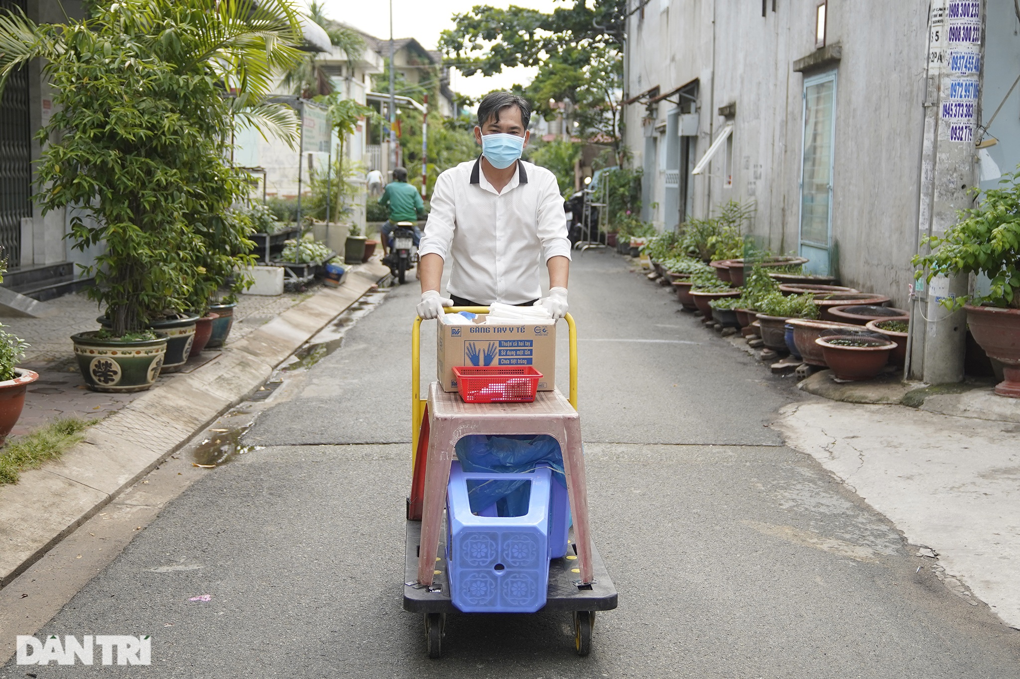 Đẩy xe kéo tới từng nhà, lấy mẫu xét nghiệm lưu động trên đường phố Sài Gòn - 2 Đẩy xe kéo tới từng nhà, lấy mẫu xét nghiệm lưu động trên đường phố Sài Gòn - 2