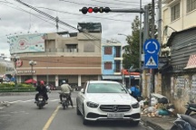 Đỗ xe ngược chiều ngay cột đèn đỏ, nữ tài xế bị công an mời làm việc