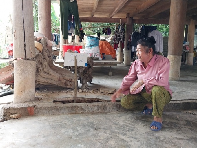 Bà Lương Thị Thanh, bản Na Hiêng, xã Châu Hồng, huyện Quỳ Hợp, rất lo lắng vì nhà ngày càng nứt lớn.