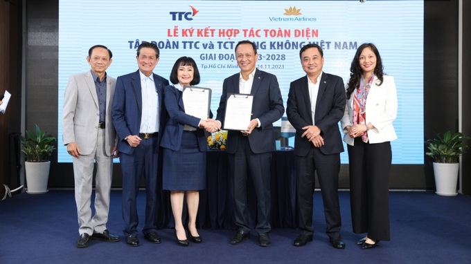 Bà Huỳnh Bích Ngọc - TGĐ Tập đoàn TTC và ông Lê Hồng Hà - TGĐ Vietnam Airlines trao Biên bản thỏa thuận.