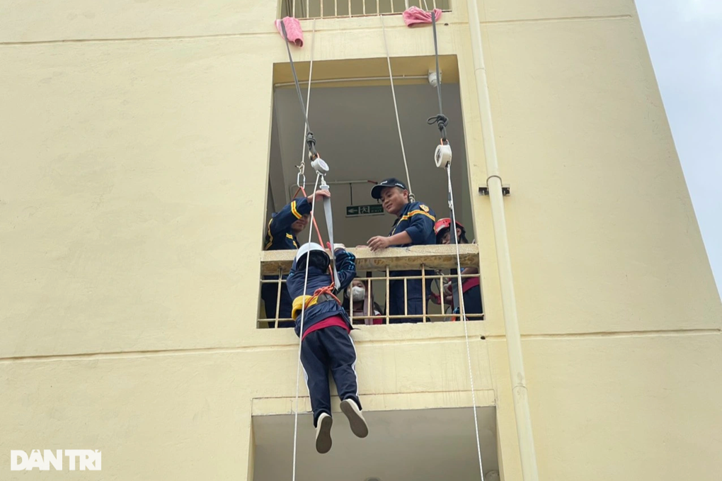 Hà Nội: Người dân tham gia các hoạt động trải nghiệm phòng cháy, chữa cháy - 3 Hà Nội: Người dân tham gia các hoạt động trải nghiệm phòng cháy, chữa cháy - 3