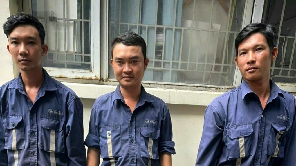 Cưa 9 cây cau giữa đường, 4 người bị khởi tố - 1 Cưa 9 cây cau giữa đường, 4 người bị khởi tố - 1