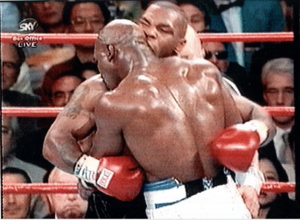 Myke Tyson tuyên bố không hối hận khi cắn đứt tai Holyfield - 1 Myke Tyson tuyên bố không hối hận khi cắn đứt tai Holyfield - 1