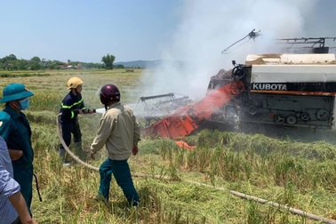 Máy gặt nửa tỷ đồng bốc cháy khi đang hoạt động, nhiều người tháo chạy