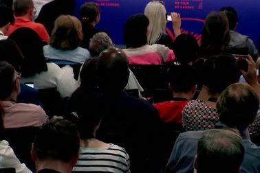 Nữ diễn viên Elle Fanning trong cuộc họp báo của ban giám khảo tại LHP Cannes 2019