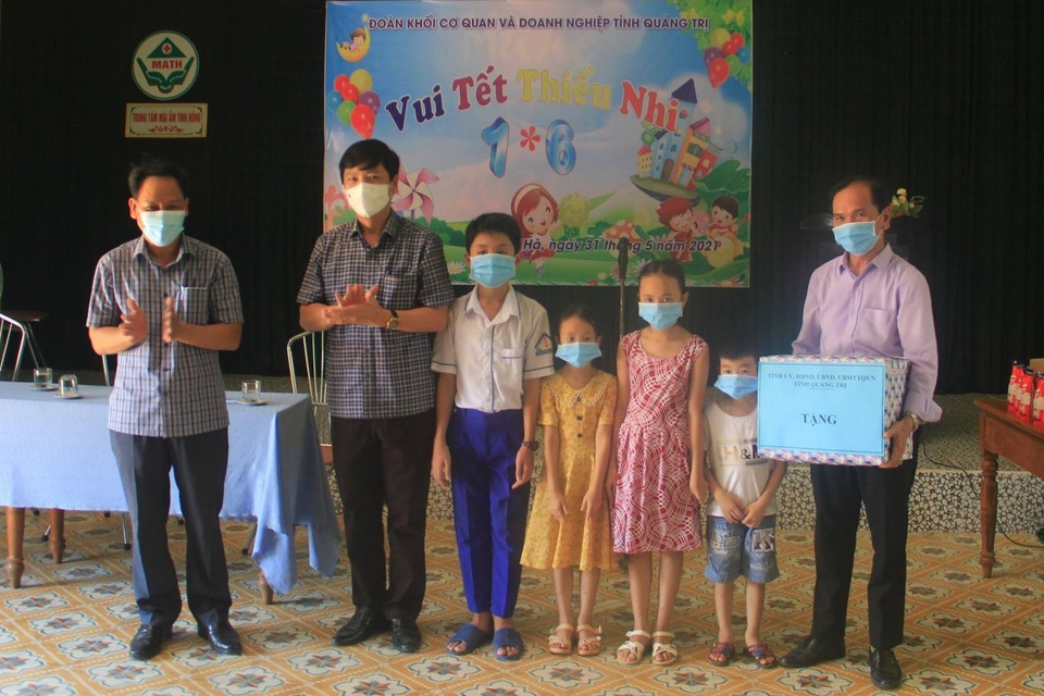 Thăm, tặng quà các cháu thiếu nhi tại những ngôi nhà đặc biệt - 1 Thăm, tặng quà các cháu thiếu nhi tại những ngôi nhà đặc biệt - 1