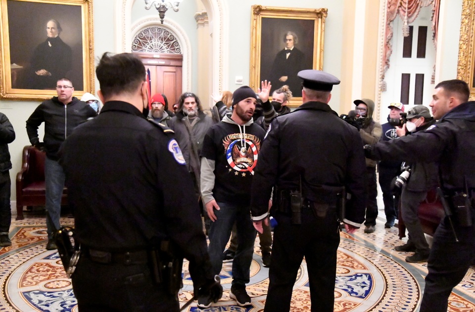 Tòa nhà quốc hội Mỹ tê liệt vì người biểu tình ủng hộ ông Trump - 5 Tòa nhà quốc hội Mỹ tê liệt vì người biểu tình ủng hộ ông Trump - 5