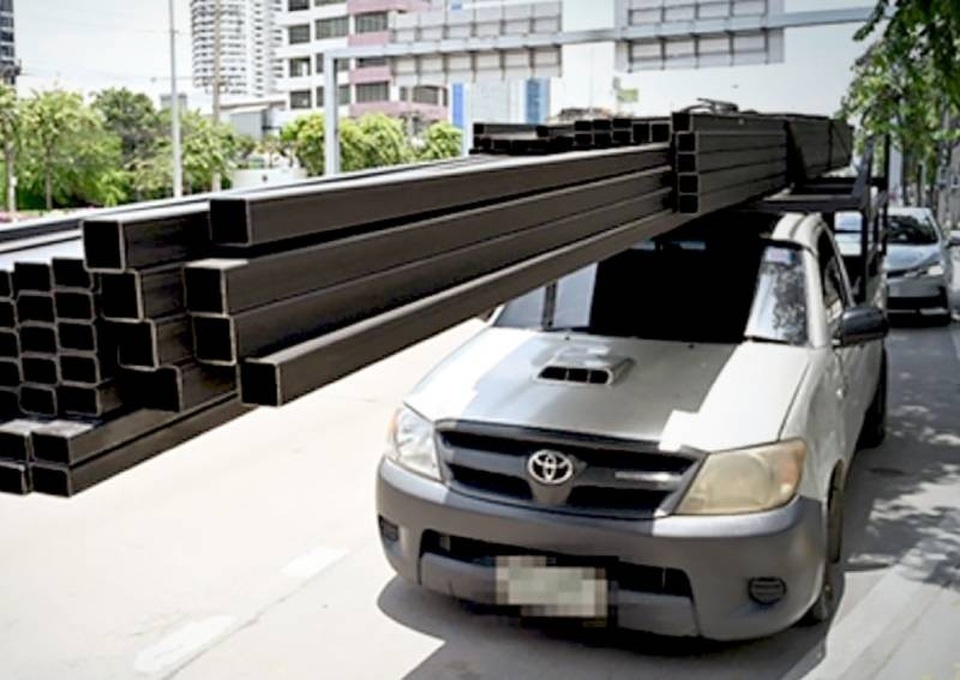 Ô tô bị ống thép dài 6m đâm xiên, tài xế thoát chết trong gang tấc - 2 Ô tô bị ống thép dài 6m đâm xiên, tài xế thoát chết trong gang tấc - 2