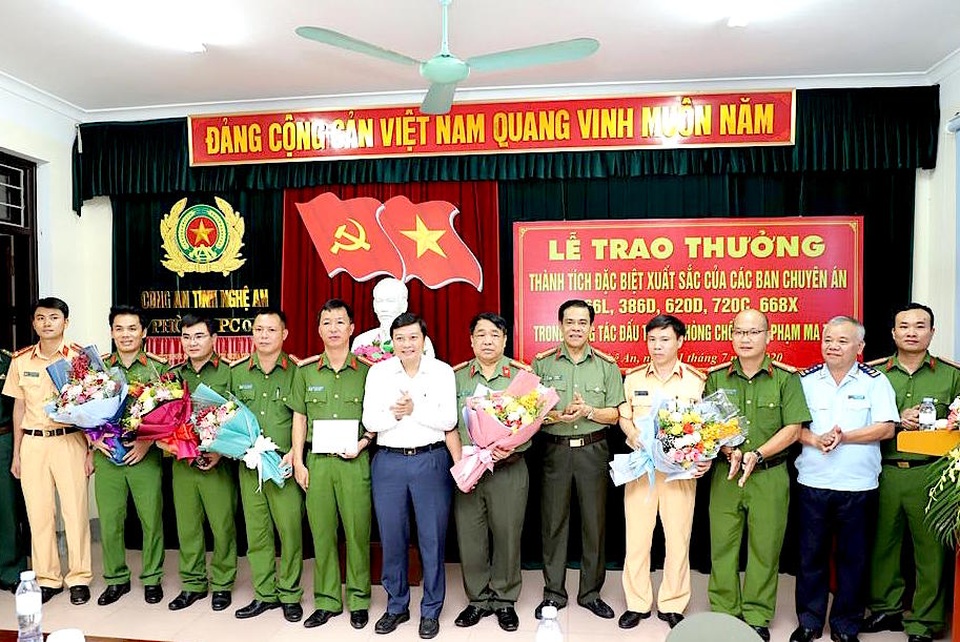 UBND tỉnh Nghệ An khen thưởng 80 triệu đồng cho 5 chuyên án ma túy - 1 UBND tỉnh Nghệ An khen thưởng 80 triệu đồng cho 5 chuyên án ma túy - 1
