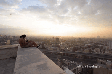 Cặp đôi thích hôn nhau ở những nơi nguy hiểm nhất