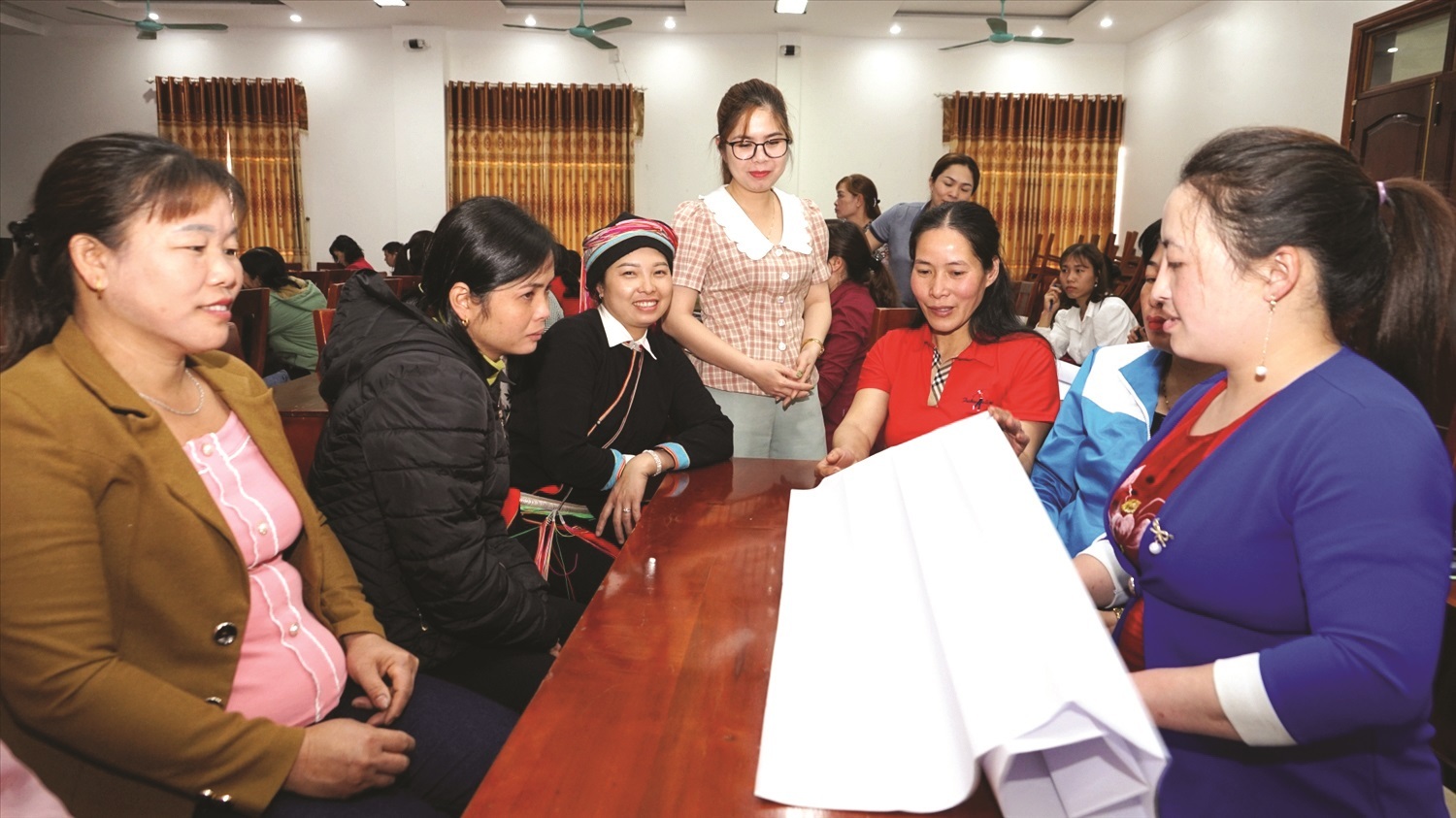 TNV thao luan ve kien thuc CS nuoi day tre.jpg TNV thao luan ve kien thuc CS nuoi day tre.jpg