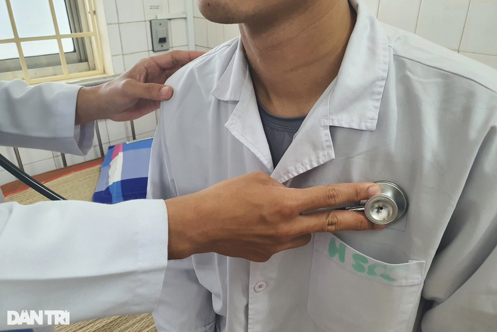 Đi 7 bệnh viện, chàng trai mới phát hiện mắc bệnh hiếm suýt phù não tử vong - 3 Đi 7 bệnh viện, chàng trai mới phát hiện mắc bệnh hiếm suýt phù não tử vong - 3