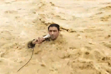 Khoảnh khắc phóng viên Pakistan bị cuốn trôi khi đưa tin trực tiếp lũ lụt