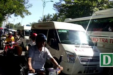 Đường đẹp nhất Nha Trang “nghẹt thở” dịp cuối tuần do khách đông