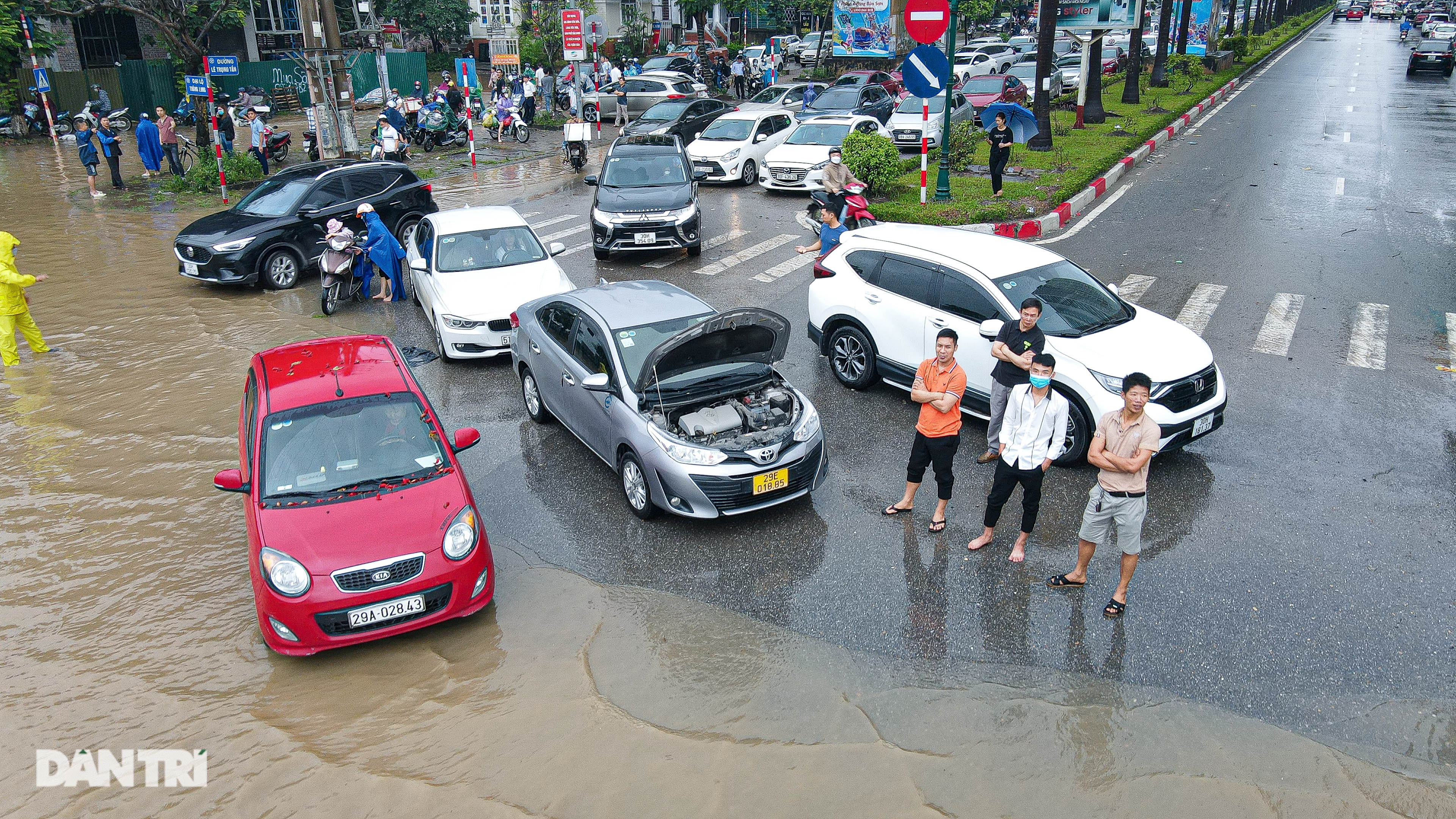 Đường gom đại lộ Thăng Long ngập như sông, đoàn xe ùn tắc cả km - 4 Đường gom đại lộ Thăng Long ngập như sông, đoàn xe ùn tắc cả km - 4