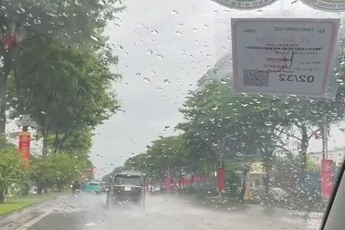 Xe sang lĩnh hậu quả vì phóng nhanh qua đoạn đường ngập nước