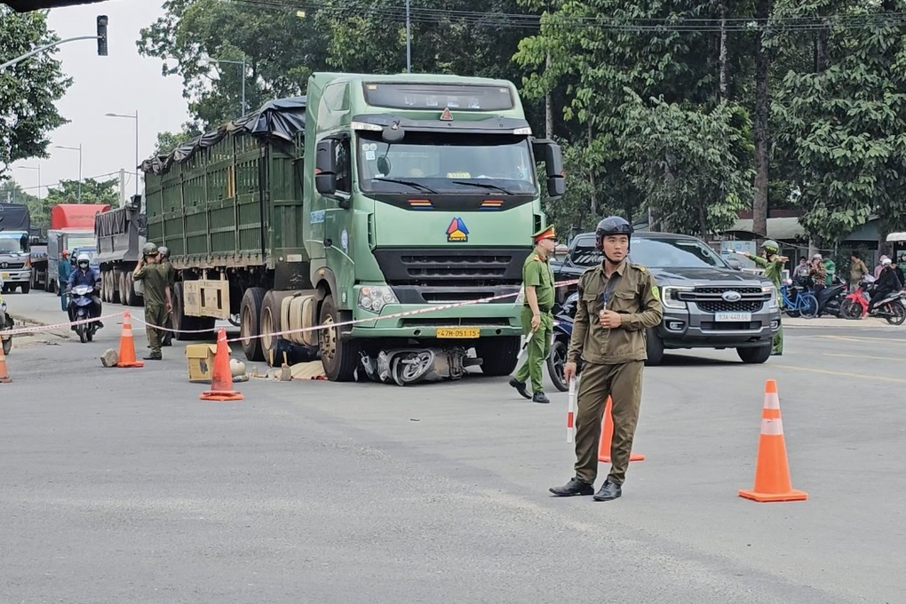 Hai nữ công nhân bị ô tô cán tử vong ở TPHCM - 2 Hai nữ công nhân bị ô tô cán tử vong ở TPHCM - 2