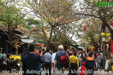 Phố cổ Hội An tấp nập người du xuân những ngày đầu năm