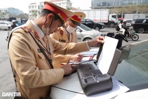 Cảnh sát in hình ảnh tại chốt để lập biên bản xử lý tài xế xe khách vi phạm