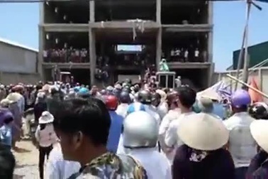 Sập giàn giáo thi công siêu thị, nhiều người thương vong