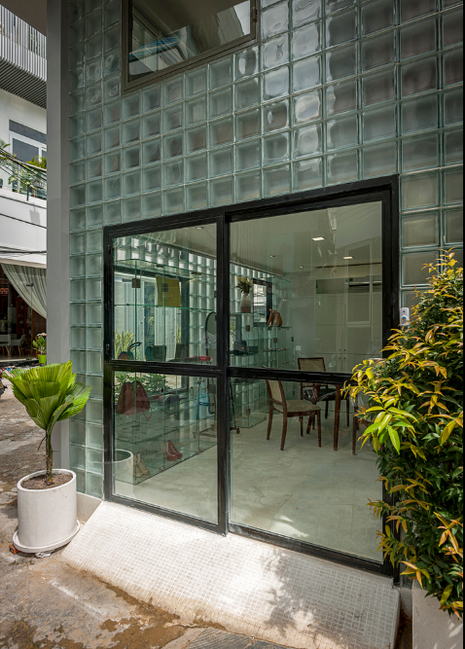 Ngỡ ngàng nhà kính 18m2 độc đáo được cải tạo từ nhà hoang ở Sài Gòn - 6 Ngỡ ngàng nhà kính 18m2 độc đáo được cải tạo từ nhà hoang ở Sài Gòn - 6