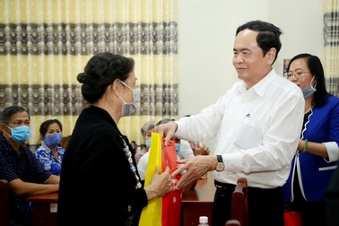 Ông Trần Thanh Mẫn trao quà Tết tới các gia đình chính sách ở Cần Thơ