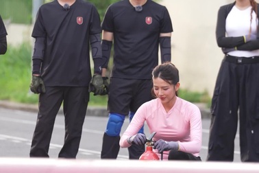 Vợ nhạc sĩ Phan Mạnh Quỳnh bình tĩnh dập lửa trong Chiến sĩ quả cảm