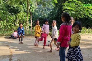 Gian nan đường đến Huồi Thum để gieo chữ của các thầy cô giáo.