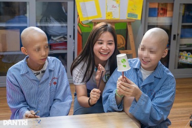 Lớp học đặc biệt gieo niềm tin sống cho bệnh nhi ung thư