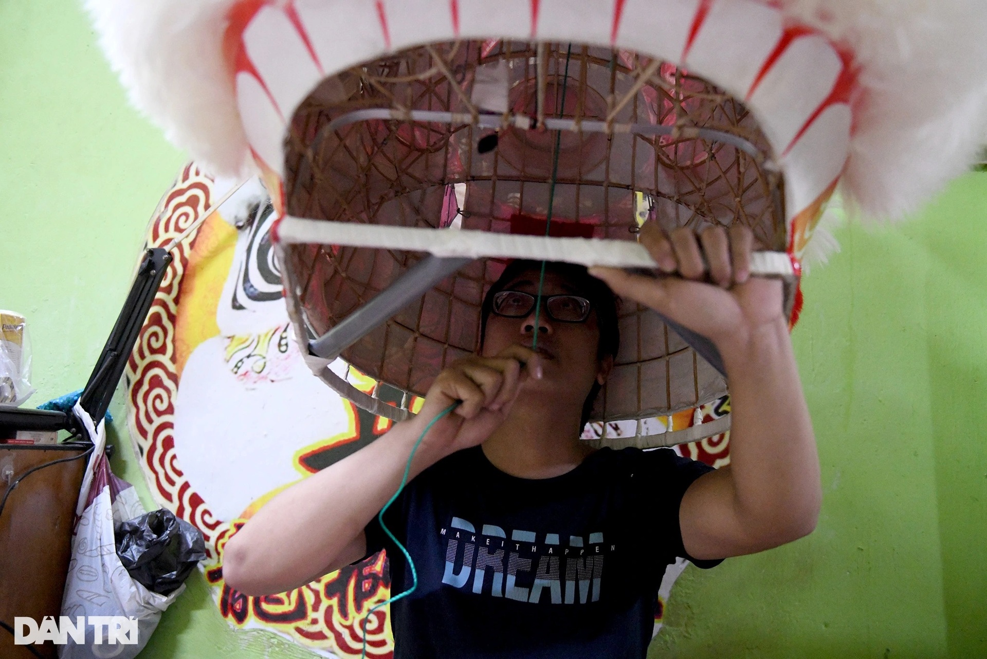 Xưởng đầu lân ở TPHCM tất bật sản xuất dịp Tết, thu trăm triệu mỗi tháng - 7 Xưởng đầu lân ở TPHCM tất bật sản xuất dịp Tết, thu trăm triệu mỗi tháng - 7