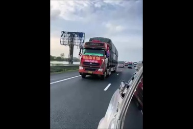 Hình ảnh đoàn xe tải chở hàng cứu trợ đồng bào miền Bắc gây cảm động