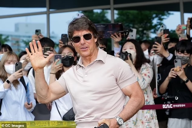Tom Cruise trẻ trung khó tin ở tuổi 59 - 1