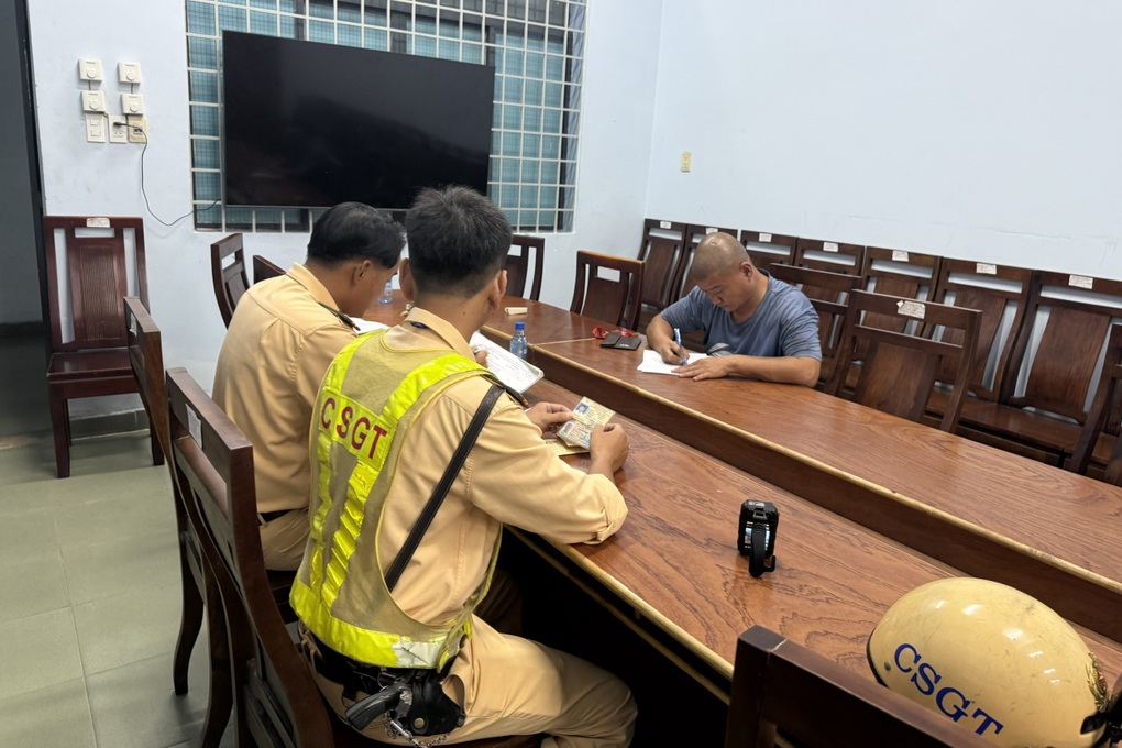 Tài xế khai lý do lái xe đầu kéo đi ngược chiều ở TPHCM - 1