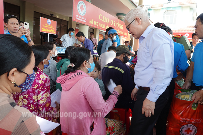 Ông Nguyễn Văn Lợi - Ủy viên Trung ương Đảng, Bí thư Tỉnh ủy, Trưởng Đoàn Đại biểu Quốc hội tỉnh tặng quà cho công nhân​.