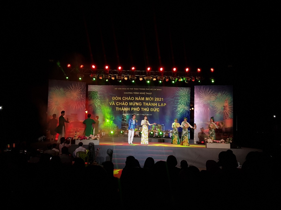 Mãn nhãn với pháo hoa rực rỡ đón chào năm mới - 26 Mãn nhãn với pháo hoa rực rỡ đón chào năm mới - 26