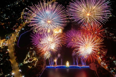 Công an hóa trang xử lý nhóm đối tượng thu 50.000 đồng/xe xem bắn pháo hoa