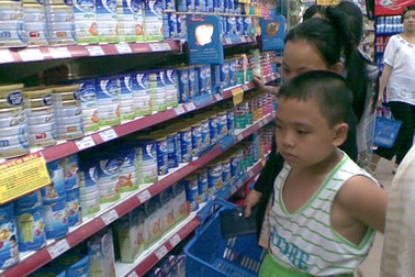 Giá sữa ngoại bán lẻ cao gấp 2 lần giá vốn