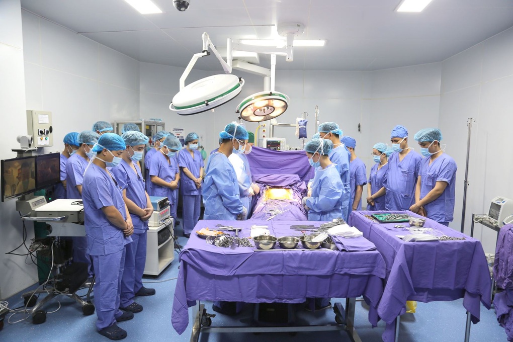 Vợ quỳ gối tiễn biệt tạng người chồng vừa chết não - 2 Vợ quỳ gối tiễn biệt tạng người chồng vừa chết não - 2